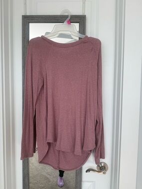 American Eagle Outfitters Long Sleeve Scoop-Hem Top in Mauve